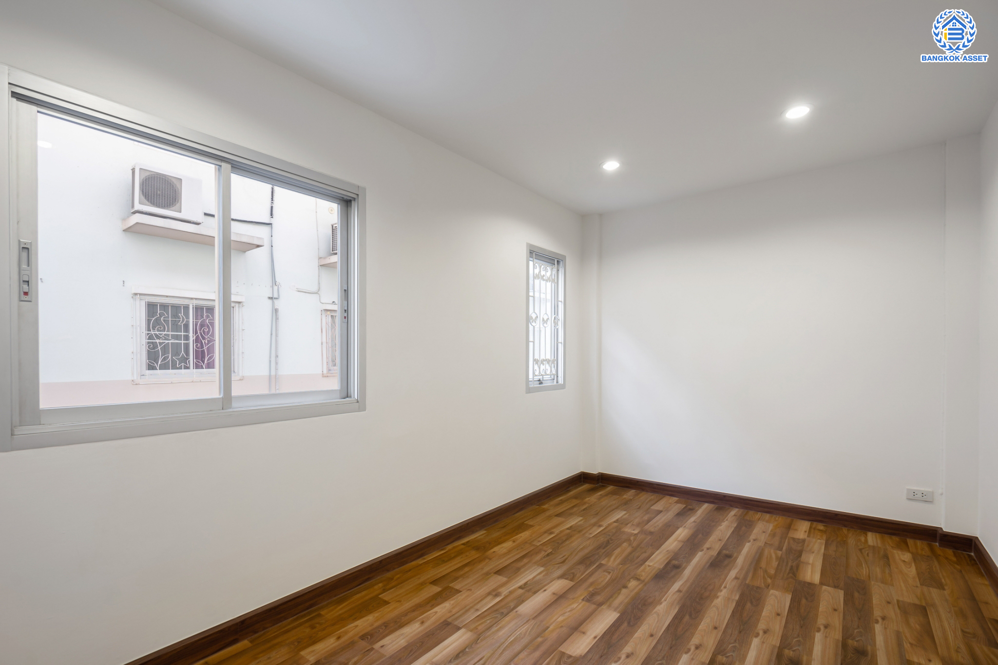 บ้านมือสองตกแต่งใหม่ ม.บ้านริมสวน ดอนเมือง เนื้อที่ 17.6 ตร.ว. ฟังก์ชันจัดเต็ม 3 ห้องนอน 3 ห้องน้ำ จอดรถได้ 2 คัน มีความเป็นส่วนตัว เดินทางเข้าสู่ใจกลางเมืองได้อย่างสะดวกสบาย ใกล้สนามบินดอนเมือง และทางด่วนศรีสมาน